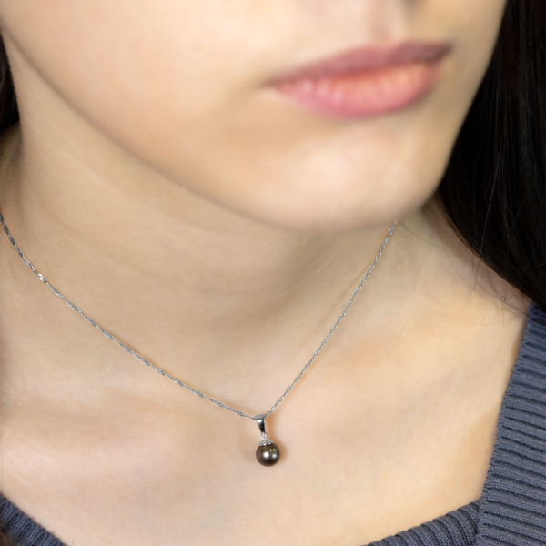 White Gold Pendant  With Black Pearl