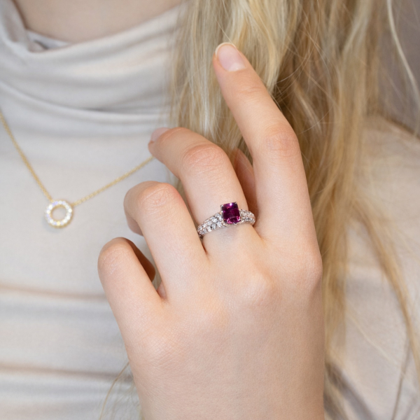 White Gold Ring With Garnet and Diamonds 