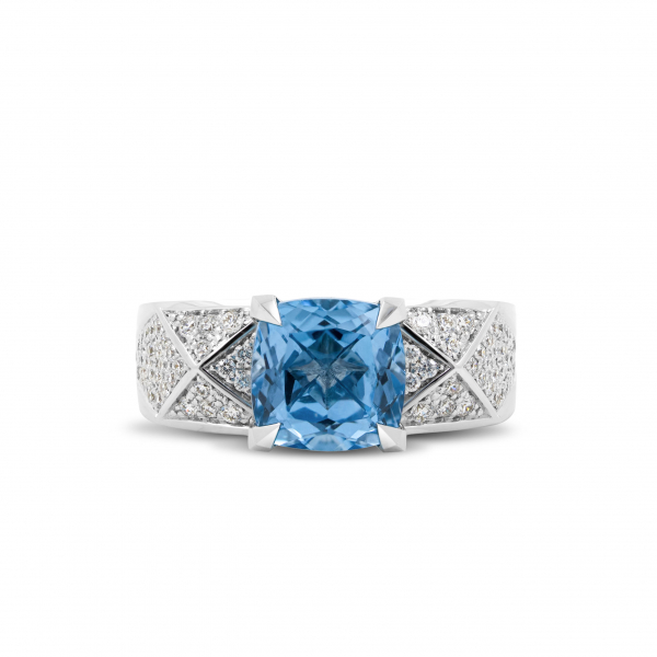 Valgest kullast sõrmus topaasi ja teemantidega